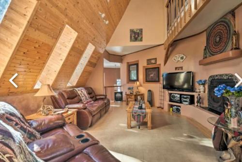 Raven’s Nest Cabin with Glowing Bocce Ball Court in Angel Fire, USA