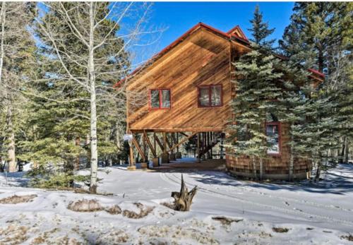 Raven’s Nest Cabin with Glowing Bocce Ball Court in Angel Fire, USA
