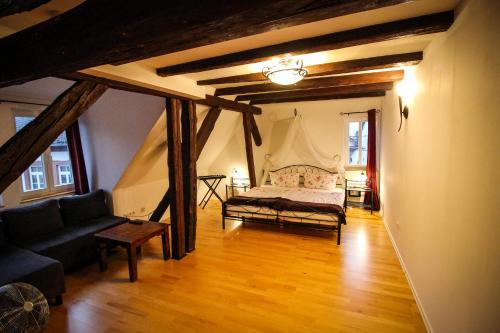 1 king bed, 1 twin bed