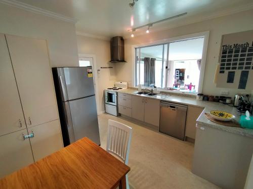 virtuve, Cosy Kiwi bach Kid and Pet friendly Beach house in Otaki