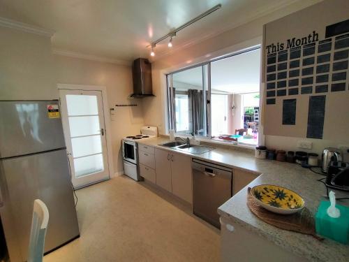 virtuve, Cosy Kiwi bach Kid and Pet friendly Beach house in Otaki