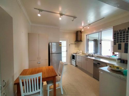 virtuve, Cosy Kiwi bach Kid and Pet friendly Beach house in Otaki