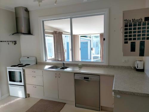 virtuve, Cosy Kiwi bach Kid and Pet friendly Beach house in Otaki