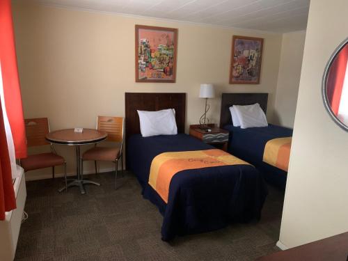 2 twin beds
