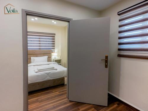 Queen Room with Shared Bathroom image 2