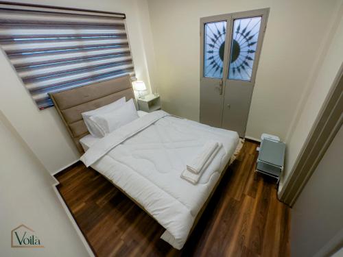 Queen Room with Shared Bathroom image 1