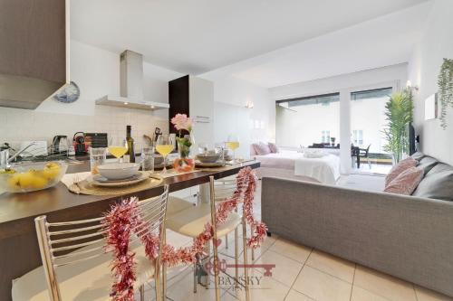  ´Cuore di Rose´ Parking - Welcome Set, Netflix, for 4 Persons -By EasyLife Swiss in Breganzona
