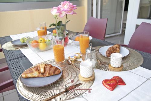 Balkon/terasa, 'Cuore di Rose' Parking - Welcome Set, Netflix, for 4 Persons -By EasyLife Swiss in Breganzona