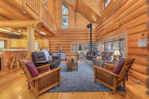 Soaring Pines Lodge by NW Comfy Cabins