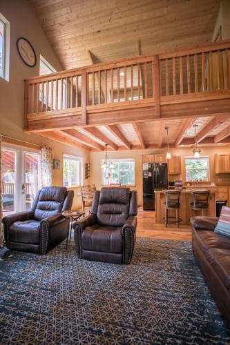 Paws in the Mountains by NW Comfy Cabins