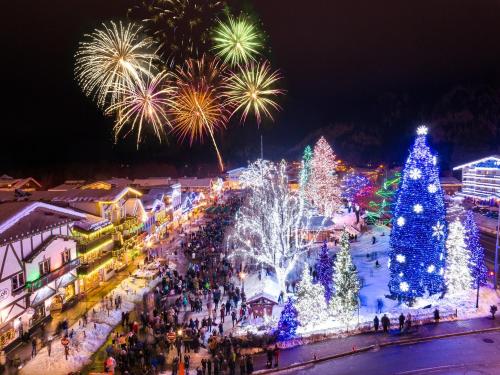 Bearfoot Chalet by NW Comfy Cabins