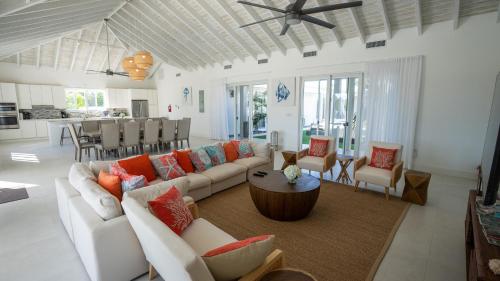 Beautiful 5 BD Sunset Bay Villa in Providenciales