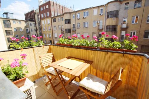 Sunny Studio with Balcony in Party District - image 13
