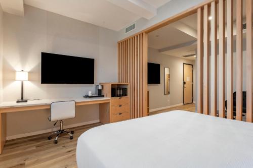 Queen Suite with Mobility Accessible Tub image 4