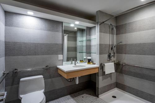 Queen Room with Mobility Accessible Roll-In Shower image 1