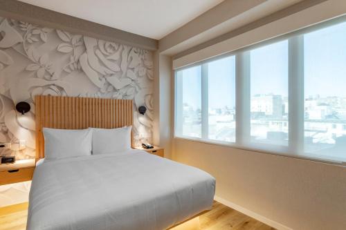 Queen Room with mobility Accessible Tub image 3