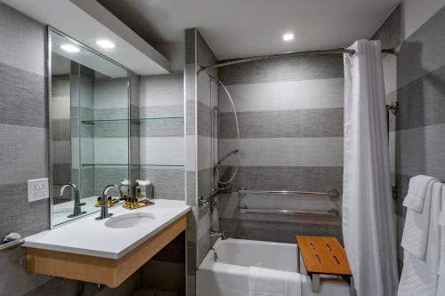 Queen Suite with Mobility Accessible Tub image 3