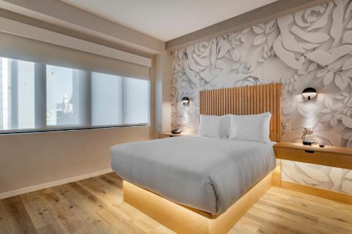 Queen Room with mobility Accessible Tub room in Best Western Plus Soho Hotel