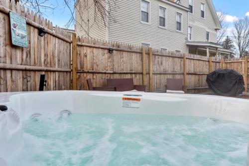 NEW!! Lovely unit w/ PRIVATE Hot Tub and patio! in Laconia, USA