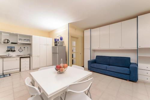 Casa Lugana 10 - monolocale con piscina direttamente a lago
