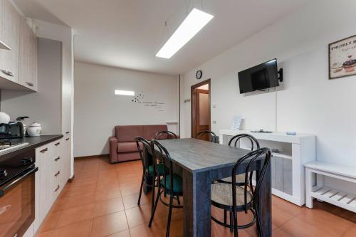 Angelica Apartment - piano terra con terrazza, piscina e garage