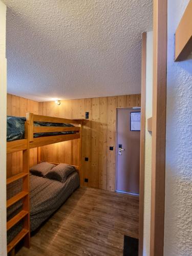 Studio in Huez with wonderful mountain view shared pool and furnished balcony - image 7