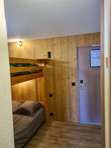 Studio in Huez with wonderful mountain view shared pool and furnished balcony - image 12