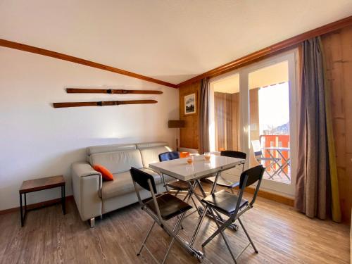 Studio in Huez with wonderful mountain view shared pool and furnished balcony - image 9