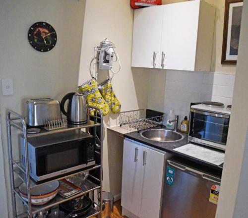 кухня, Galahad's Animal Sanctuary B&B in Gisborne