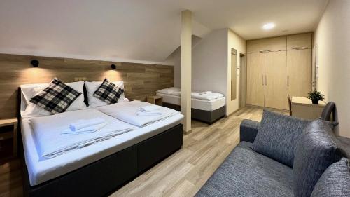1 queen bed, 2 twin beds, 1 sofa bed