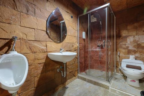 room detail thumbnail 2