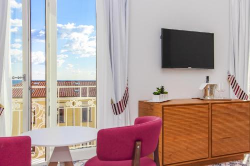 Junior Suite with Balcony and Sea View image 7