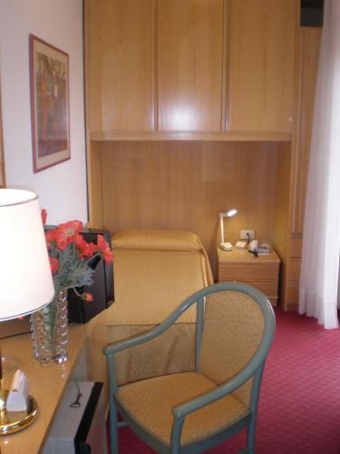 Classic Single Room with Balcony image 2