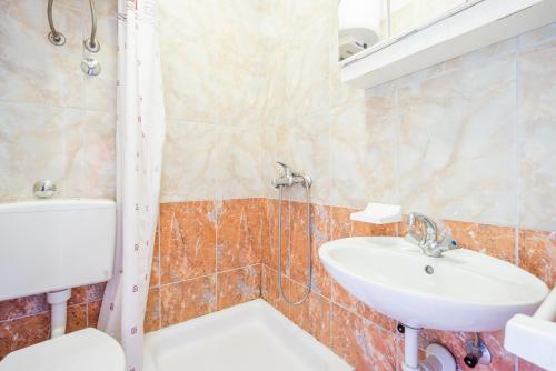 Apartment and Room Bacic