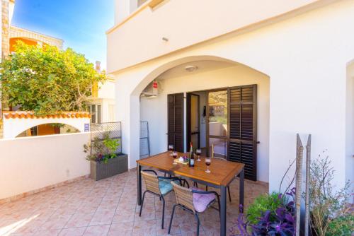 Apartment and Room Bacic 5