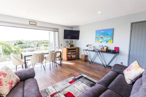 B&B Auckland - Village Retreat 3 Bedroom Home with Sea Views - Bed and Breakfast Auckland