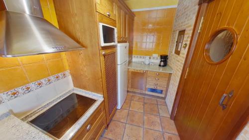 Konyha, RURALRUT en El Tiemblo muy cerca de El Castañar y Valle de Iruelas y a tan solo 50 min de Madrid (GREDOS RURALRUT cerca del CASTANAR de El Tiemblo, Reserva Natural VALLE DE IRUELAS, alojamiento acog) in El Tiemblo