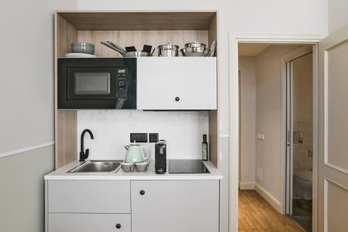 Large Studio with Kitchenette image 6
