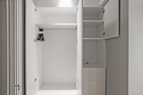 Large Studio with Kitchenette image 2