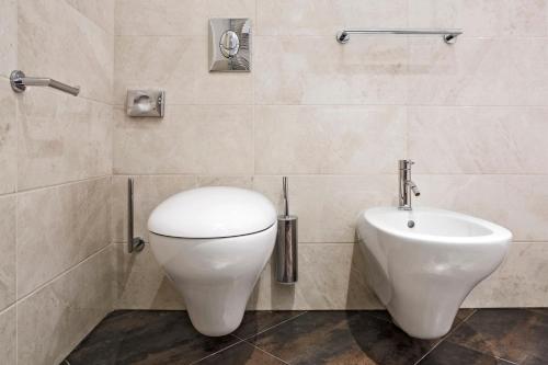 Large Studio with Kitchenette image 7