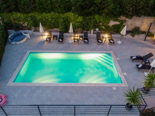 Holiday House App Grace with pool and view in Klis