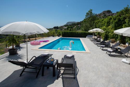 Holiday House App Grace with pool and view in Klis