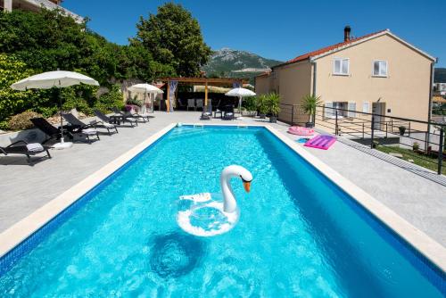 Holiday House App Grace with pool and view in Klis
