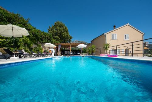 Holiday House App Grace with pool and view in Klis