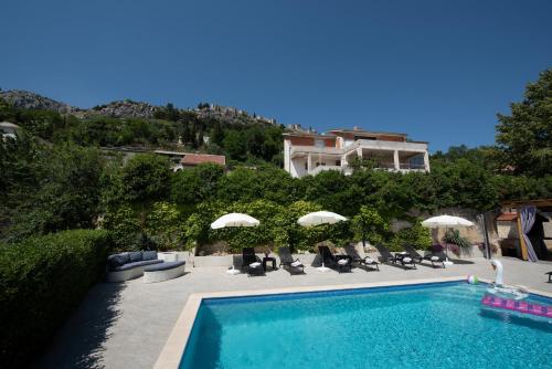 Holiday House App Grace with pool and view in Klis