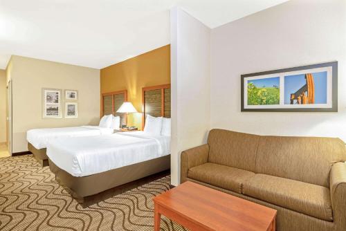 La Quinta Inn & Suites by Wyndham Oklahoma City-Midwest City