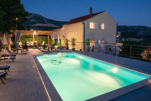 Holiday House App Grace with pool and view in Klis