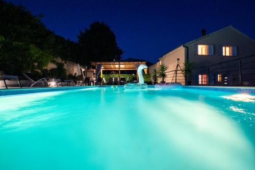 Holiday House App Grace with pool and view in Klis