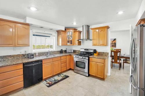 Large Family Home - Only 20 mins from Disneyland in Fullerton, USA