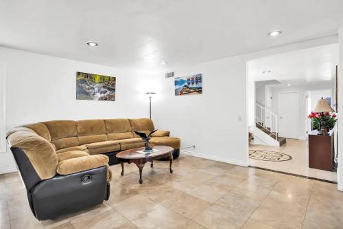 Large Family Home - Only 20 mins from Disneyland in Fullerton, USA